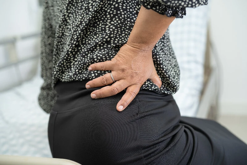 A man plays golf after sacroiliac injections in North Dallas