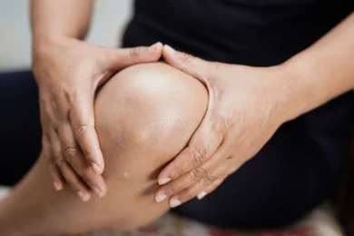 A woman with knee pain in North Dallas, TX